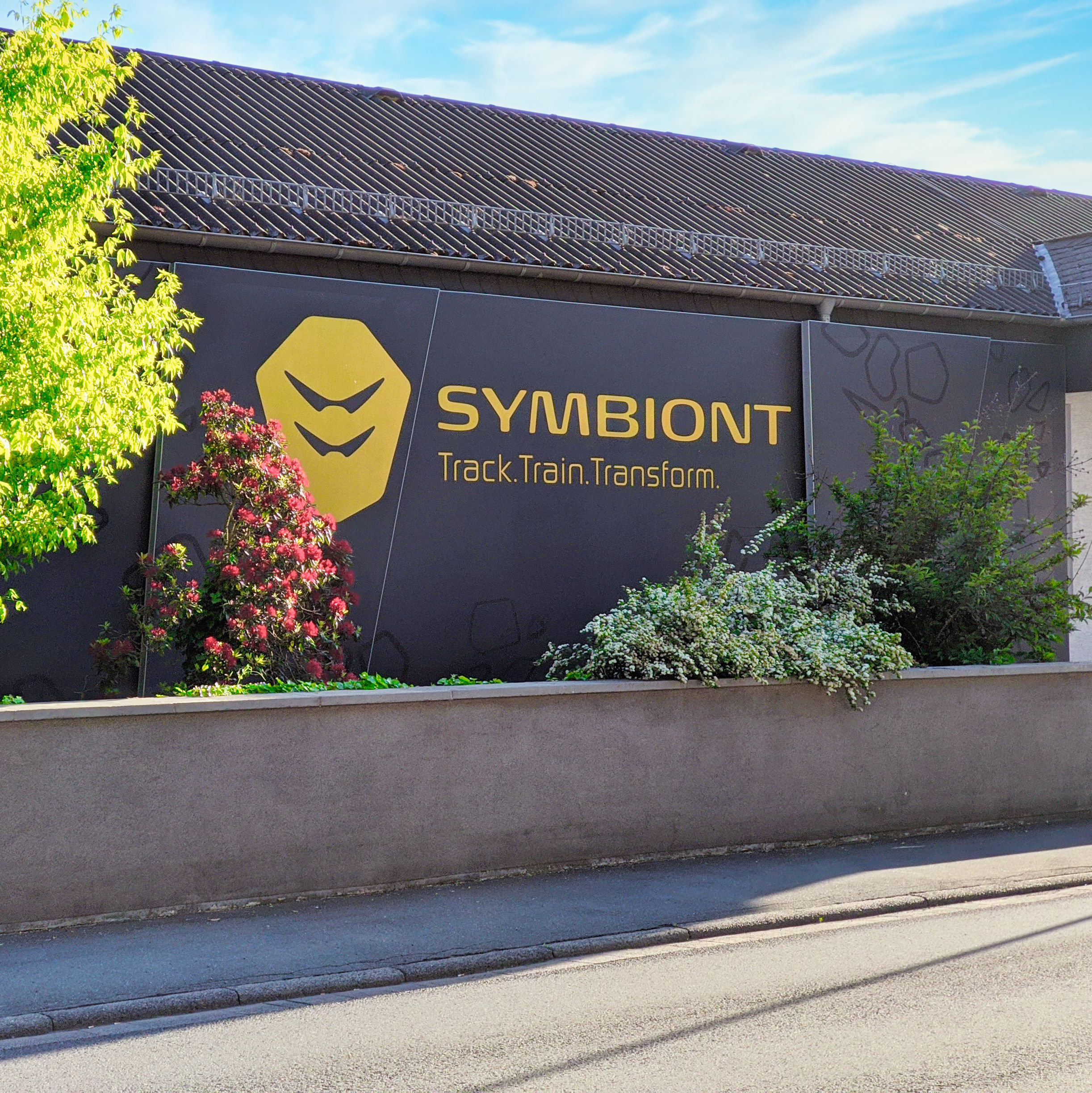 Fachada textil con logo